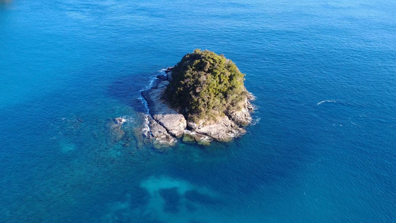 無人島に泳いで渡って1泊2日の釣りサバイバル生活に挑む【釣りキャンプ】
