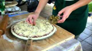 preview picture of video 'Pizza ispod peke obitelji Vujasić'