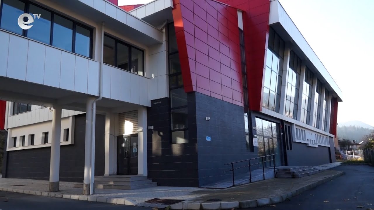 Подменят повредените плоскости в новата спортна зала в Смолян