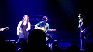 Kelly Clarkson singing Patsy Cline&#39;s - Walking After Midnight LIVE