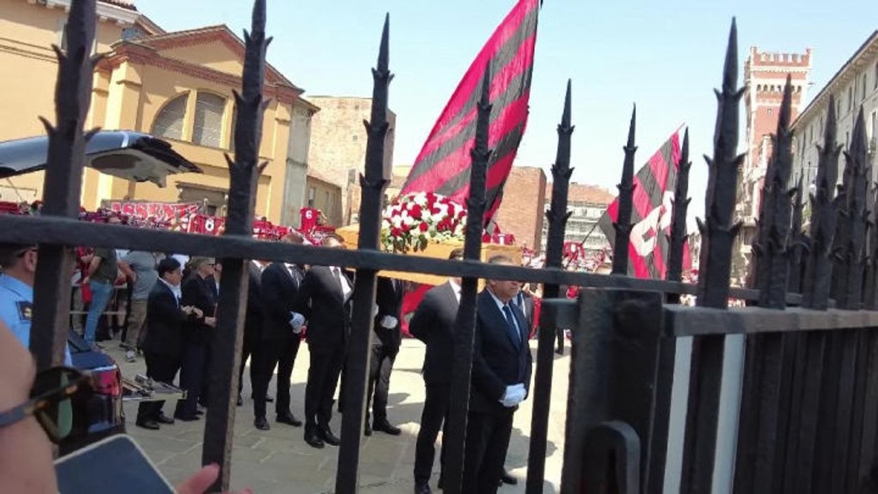 L'arrivo del feretro di Baresi nella Basilica di Sant'Ambrogio a Milano