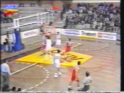 Benfica x Panathinaikos - Angola Jean Jacques against Vrankovic in  Euroleague 1996 (low quality)