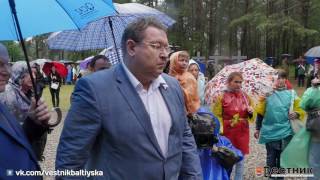 Церемония открытия памятных плит на месте перезахоронения советских воинов близ польского города Гольчево.