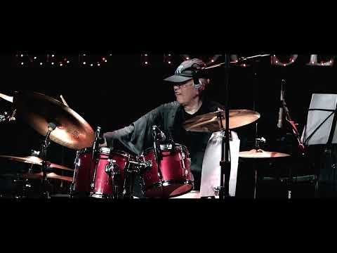 MANAL EN RED HOUSE STUDIOS: ¨Una casa con diez pinos¨