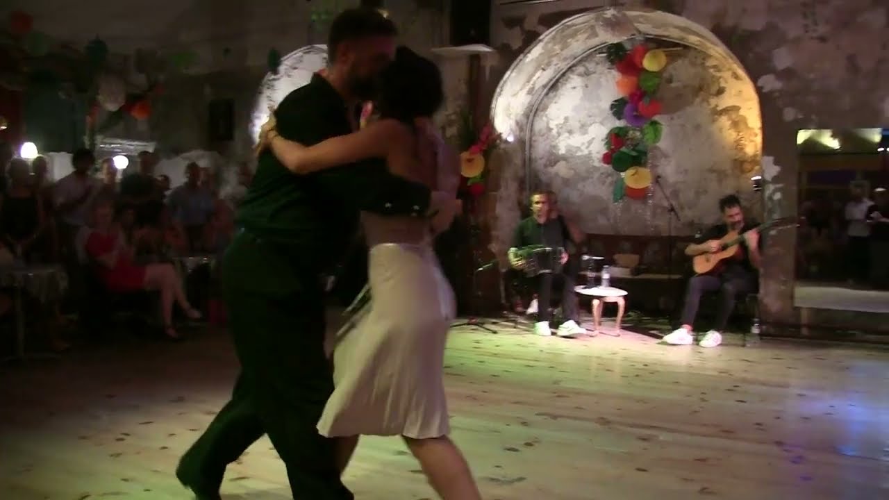 Moira et Diego dansent sur Toda Mi Vida pour l'anniversaire de Moira