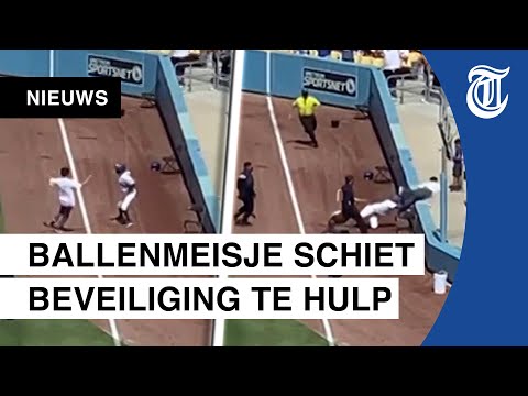 Ballenmeisje vloert ‘pitch invader’ tijdens honkbalwedstrijd