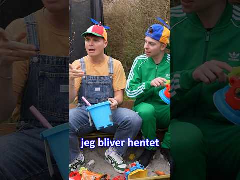 Morten og Mika leger i sandkassen