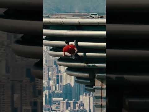 No hands is crazy. #AlexHonnold #SkyscraperLIVE