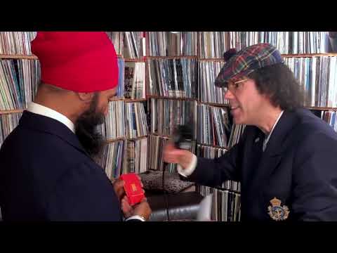 Nardwuar gives Jagmeet Singh a rare Deadprez gift