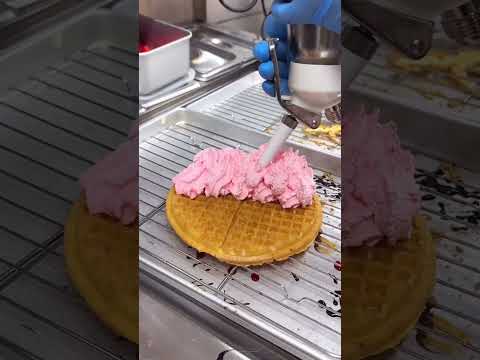 [Osaka: Namba] Gofre enorme relleno de crema dulce de fresa [Cafe Bingo]