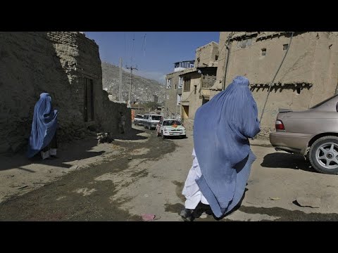 Mulheres afegãs inscrevem-se em aulas online para continuarem os estudos