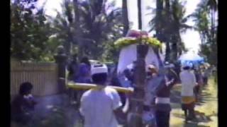 preview picture of video 'Video di una grande cremazione collettiva nel villaggio di Celuk (Bali) - anno 1989 (prima parte)'