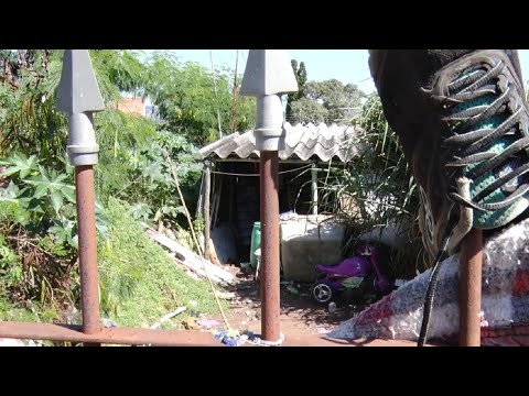 Vivendo em um barraco, mãe e três filhos pedem doações