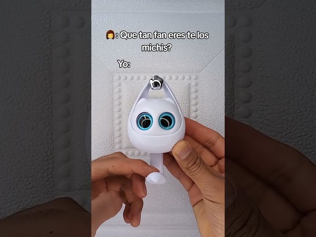 Vídeo relacionado con Koqye Llavero de madera Totoro, llavero de gato kawaii para mujer, bonito dije de bolsa tallado a mano, regalo único para amantes de los gatos y niñas, Madera, 2.4*2inch