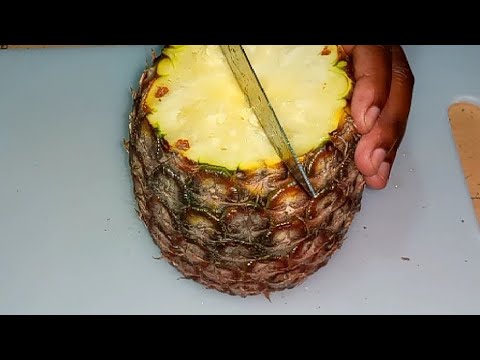 HERE'S THE BEST WAY TO CUT A PINEAPPLE