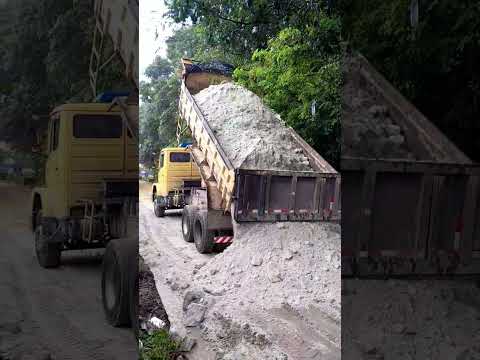 🚛 Caminhão Caçamba Descarregando Piçarra na PE-18 | Obra Pesada em Ação 🔥