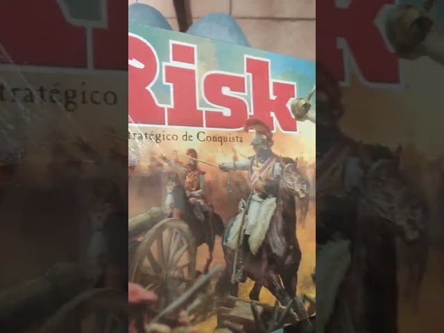 Vídeo relacionado con Hasbro- Risk Rustic, juego de estrategia grande en edición de madera, versión en alemán (C2322)