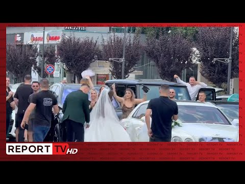 Fier, nusja dhe dhëndri ndalojnë në mes rrugës, festojnë me qytetarët