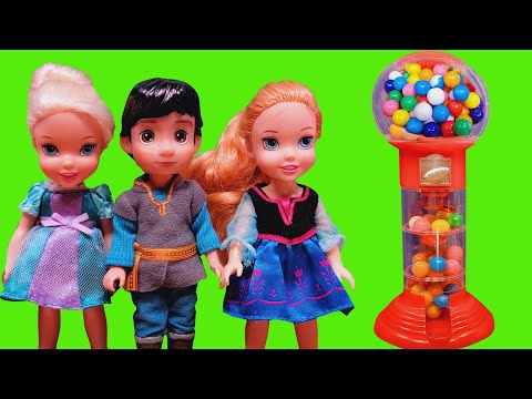 Gumball machine ! Elsa and Anna toddlers visit Benjamin - Barbie