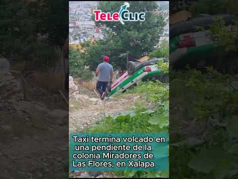 Taxi termina volcado en una pendiente de la colonia Miradores de Las Flores, en Xalapa