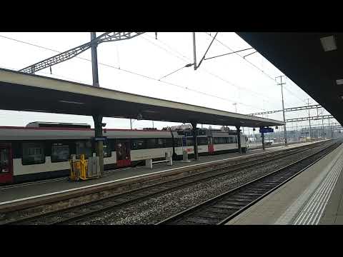 Ein SBB RBde 160 / 4/4 Domino bei der Abfahrt in Lenzburg.