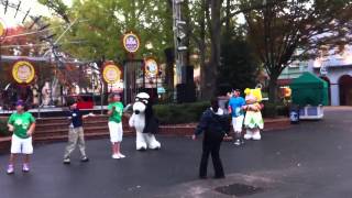 Snoopy and the Peanuts dancing