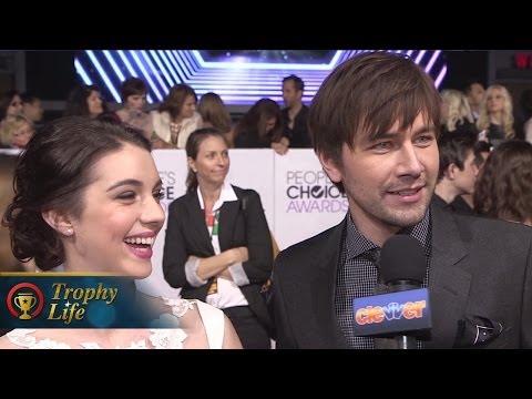 "Reign" Cast Reveals Romance Spoilers at People's Choice 2014!