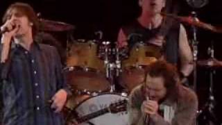 Pearl Jam &amp; Mudhoney - kick out the jams (live)