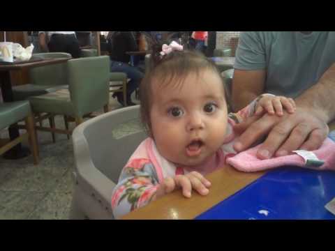 PRIMEIRA VEZ Q HELENA FOI NO SHOPPING E SENTOU NA CADEIRINHA