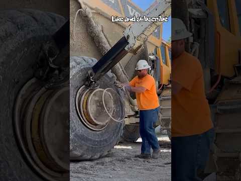Changing a Giant tire 29.5R25 OTR tire on Articulated truck Earthmover #heavyequipment #tires #tyre
