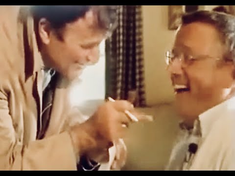 BOBBEJAAN imiteert TV-inspecteur COLUMBO, aka Peter Falk - bij Félicé in Frankrijk, 1998