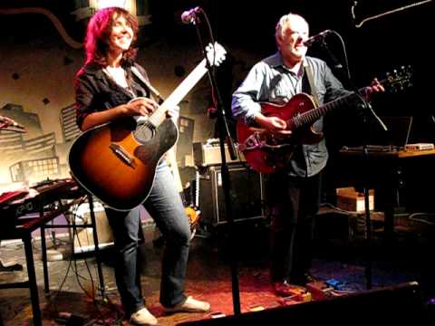 Wreckless Eric & Amy Rigby - (I'd Go The) Whole Wide World