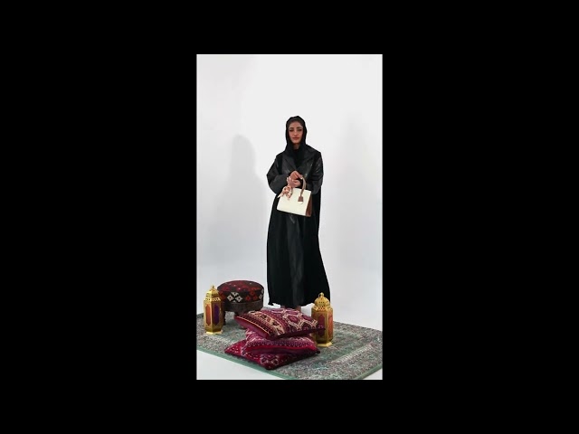 شنطة نسائية متوسطة باللون البيج.