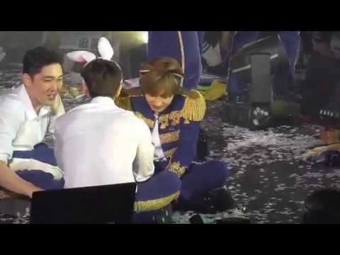 150301 SS6Macau  Eunhyuk om nom nom