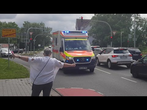 [Medizinischer Notfall in der Schule] RTW 20/83-1 auf Einsatzfahrt an der Berufsschule Groß-Gerau
