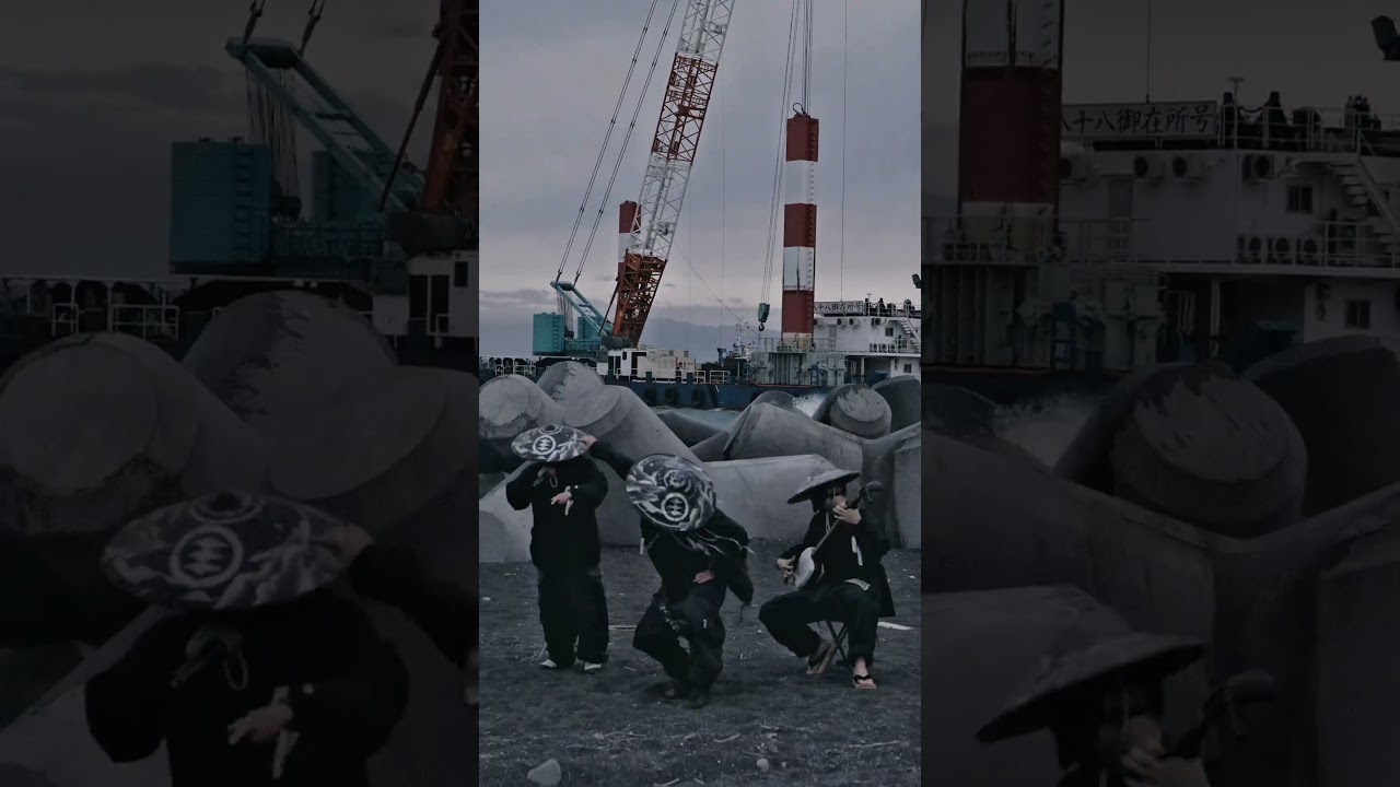 Just a short show in front of the sea.