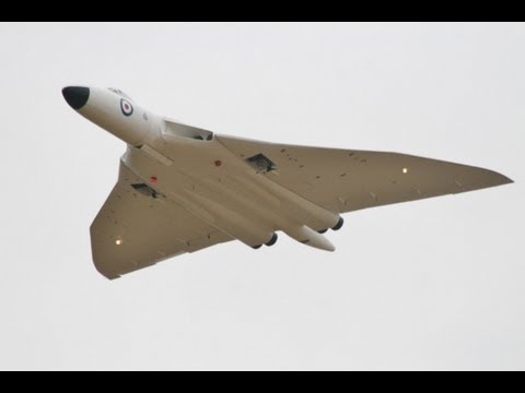 GIANT 1/5 SCALE RC AVRO VULCAN BOMBER XH 558 - LMA RC MODEL AIRCRAFT SHOW AT RAF COSFORD - 2013