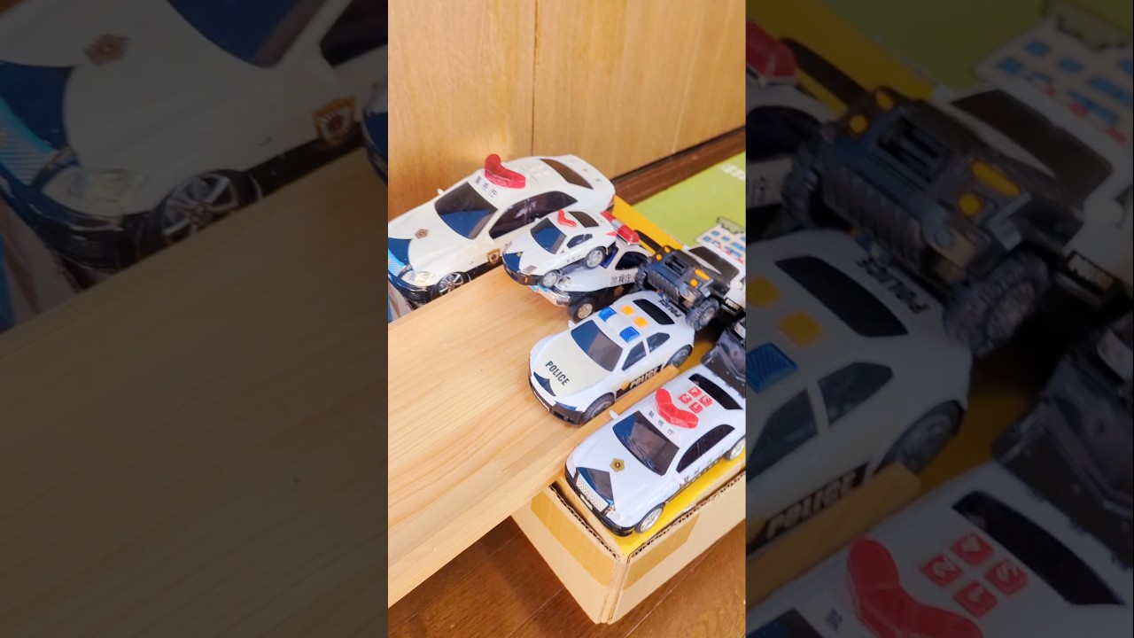 おもちゃのパトカーを坂道を作って走らせる！Drive the toy police car! #cartoys #toycar #toys #パトカー #車のおもちゃ #shorts #子供のおもちゃ
