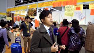 有線電視記者在香港冬日美食節現場報導新聞