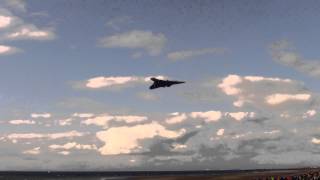 preview picture of video 'Avro Vulcan XH558 bomber howl - Scottish air show - over Ayr beach Scotland 2014'