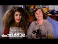 Sue S Roommate Tries Flirting With Axl The Middle