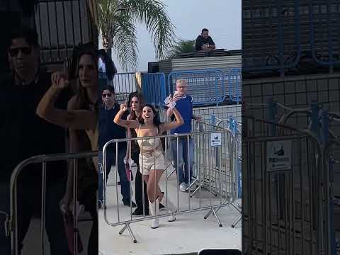 ANA CASTELA enlouquece os fãs nos bastidores do evento