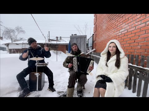 ♫ ♫ БОЖЕ КАК  ПОЁТ ЭТА ДЕВУШКА ! Аж мурашки по коже. А по тёмным улицам гуляет дождь . . .