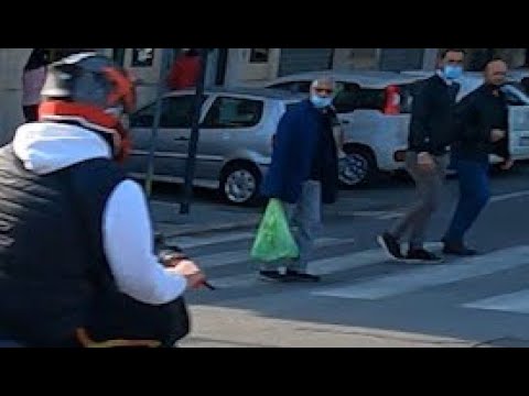 Passa col semaforo Rosso, Senza targa mi taglia la strada! 🤬