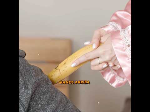 La mujer obligó a los ladrones a regresar con plátanos.#story #movie #fyp