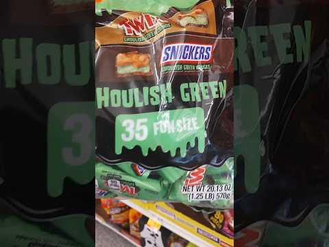 GREEN Snickers & Twix Halloween candy 💚🤎🧟‍♀️ @SnickersBrand @twix #candy #shorts #halloween #yum