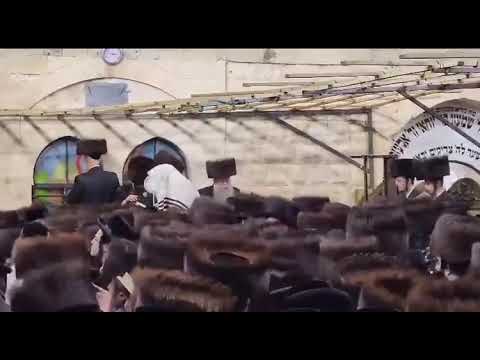 Hundreds attend Selichos by the Mashpia Reb Meilech Biderman at 3:00 AM in Meron