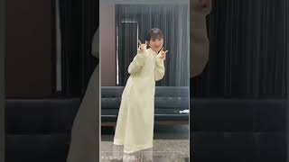 浜辺美波さんジャンプでポヨンポヨン✨カワイイ