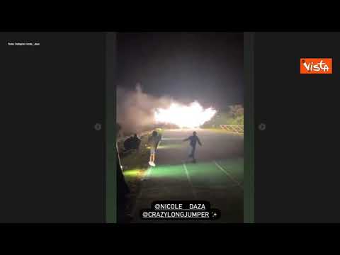 Marcell Jacobs fa la proposta di matrimonio a Nicole Daza su una pista d'atletica