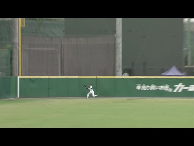[Granja] ¡Gran jugada para minimizar las carreras permitidas permitidas! Takuya Hiruma de Los Lions realiza una espectacular captura deslizándose! 12 de agosto de 2025, Saitama Seibu Lions vs. Oisix Niigata Albirex BC